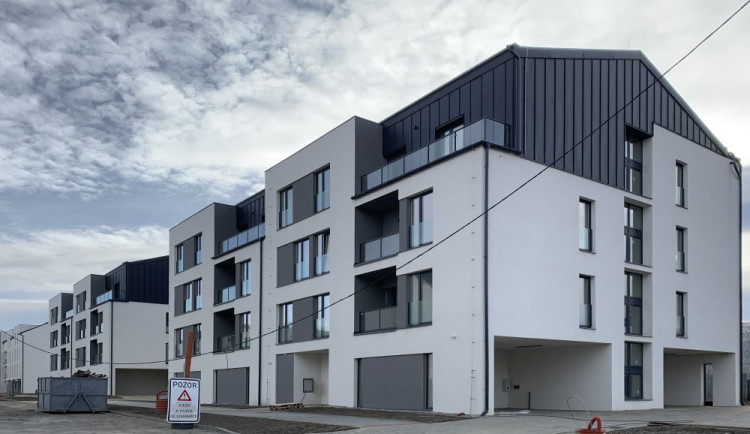 V bývalých sovětských kasárnách v Krnově vzniklo více než 150 bytů. Město investuje další miliony do jejich okolí