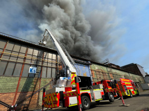V ostravských Vítkovicích hoří hala. S požárem bojuje deset hasičských týmů