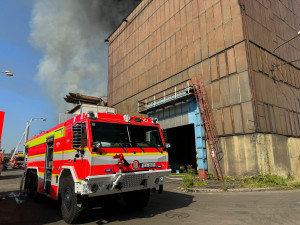V ostravských Vítkovicích hoří hala. S požárem bojuje deset hasičských týmů