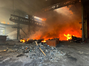 V ostravských Vítkovicích hořela průmyslová hala. Hasiči požár ve středu večer lokalizovali