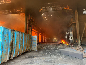 V ostravských Vítkovicích hoří hala. S požárem bojuje deset hasičských týmů