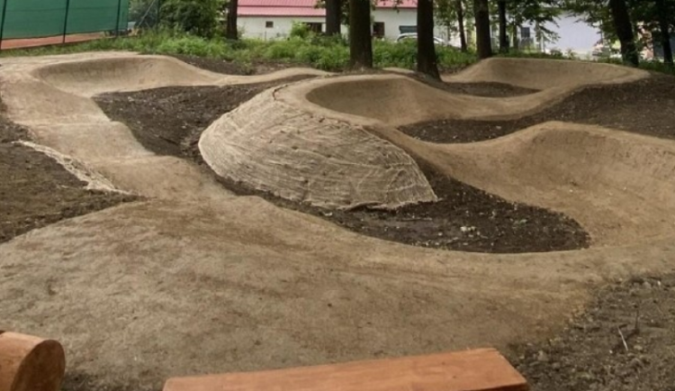 Na Bruntálsku si znovu vybírají mezi pumptrackem a autobusovou informační tabulí. Hlasování z dubna je neplatné