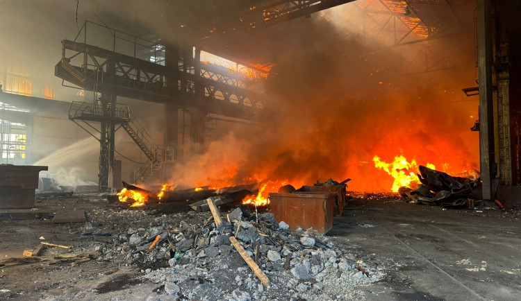 V ostravských Vítkovicích hoří hala. S požárem bojuje deset hasičských týmů