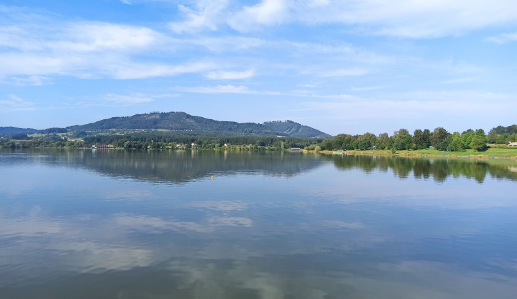 Na Olešné stále platí zákaz koupání. Hygieniky nalezené sinice mohou způsobit vážné zdravotní problémy