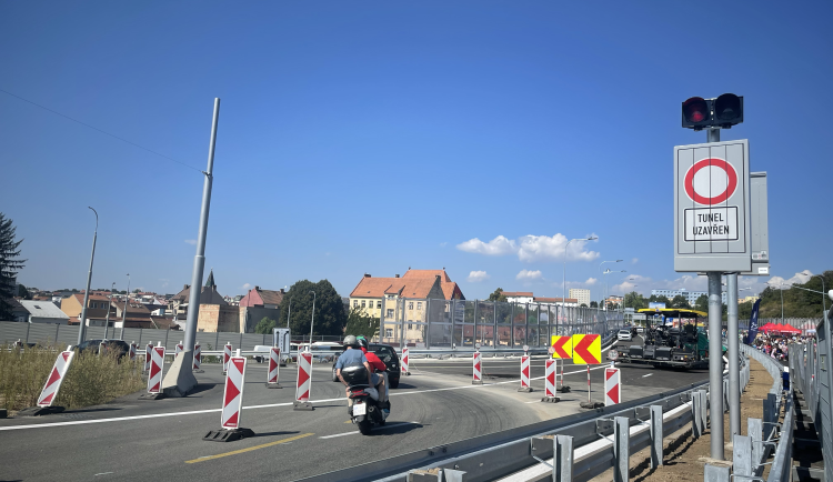 VIDEO: Estakáda velkého městského okruhu se na den otevřela veřejnosti. Motoristé se zde projedou až v neděli