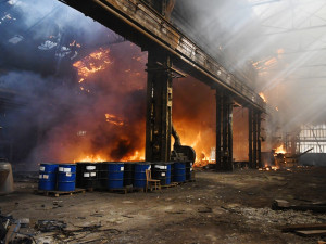 Práce pro hasiče po jednatřiceti hodinách skončila. Požár ve Vítkovicích nyní začínají vyšetřovat policisté