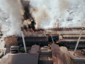 Práce pro hasiče po jednatřiceti hodinách skončila. Požár ve Vítkovicích nyní začínají vyšetřovat policisté