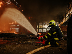 Práce pro hasiče po jednatřiceti hodinách skončila. Požár ve Vítkovicích nyní začínají vyšetřovat policisté