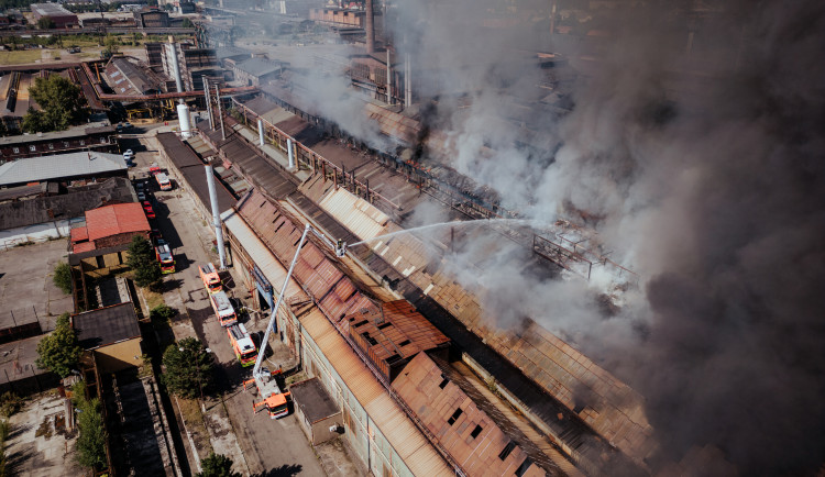 Práce pro hasiče po jednatřiceti hodinách skončila. Požár ve Vítkovicích nyní začínají vyšetřovat policisté
