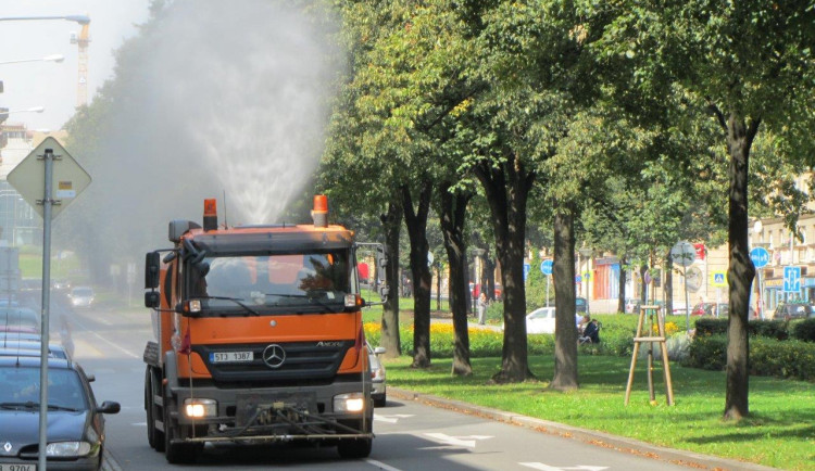 Speciální vozy ochlazují rozpálené ulice. Na zchlazení Ostravy od začátku léta spotřebovaly 5400 hektolitrů vody