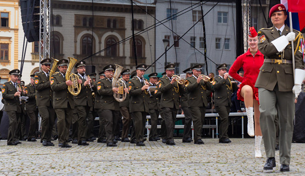 Centrum Olomouce rozezní vojenské orchestry. Soubor z Rakouska zahraje v kostele sv. Mořice