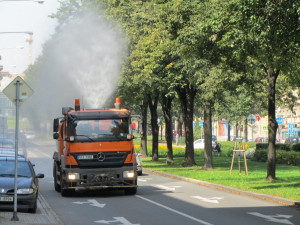 Speciální vozy ochlazují rozpálené ulice. Na zchlazení Ostravy od začátku léta spotřebovaly 5400 hektolitrů vody