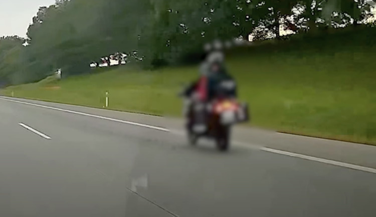 VIDEO: Motorkář jel dvoustovkou s dítětem za zády. Prý mu chtěl zpestřit den