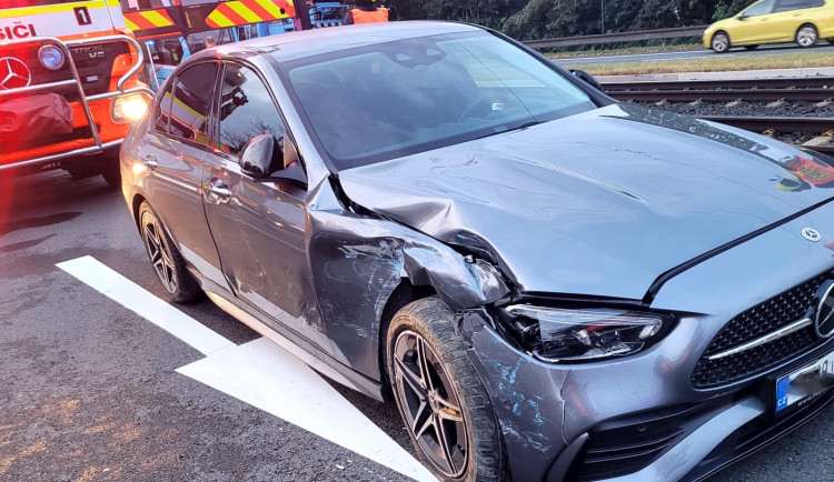 Zdrogovaný řidič nechal své auto v kolejišti v Třebovicích a utekl. Do vozu narazila tramvaj