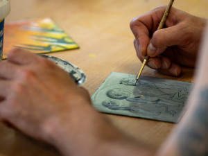 Mezinárodní sympozium smaltu se letos přesunulo do Frýdku-Místku, sjeli se umělci z pěti zemí