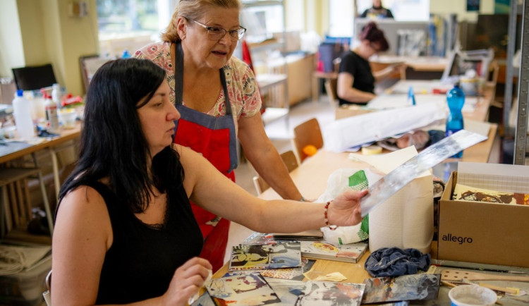 Mezinárodní sympozium smaltu se letos přesunulo do Frýdku-Místku, sjeli se umělci z pěti zemí.