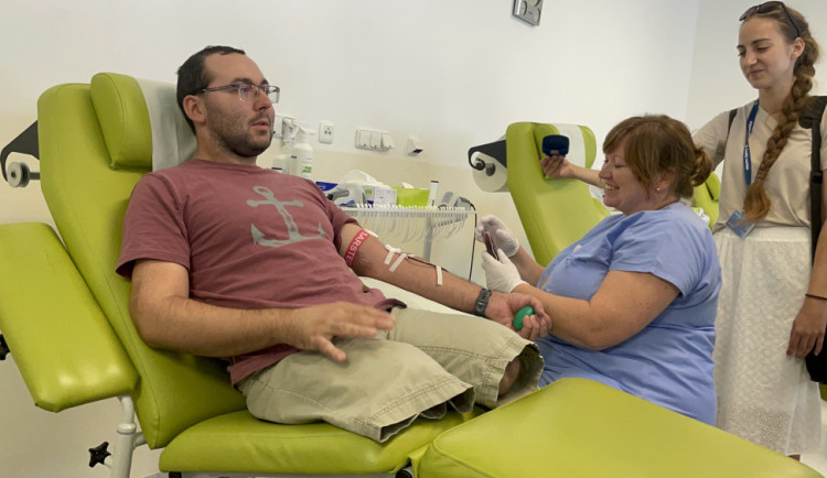 Přes 200 dárců krve zachránilo muži život po vážné nehodě na poli. Sám se teď rozhodl darovat a inspirovat ostatní.