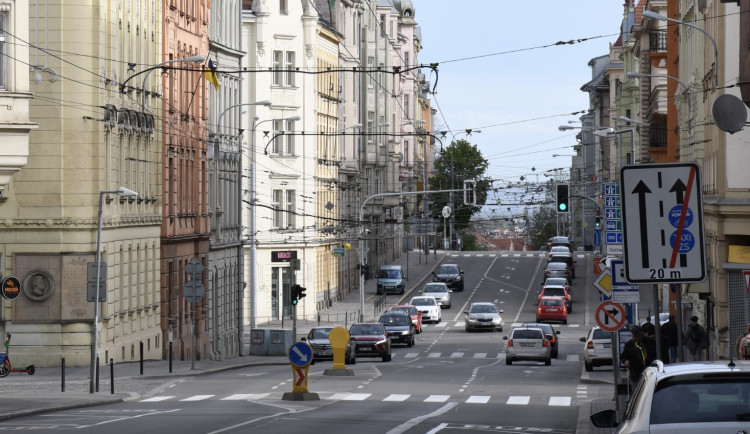 Řidič se řítil rychlostí 122 kilometrů v hodině brněnskou ulicí Úvoz, kde platí padesátka