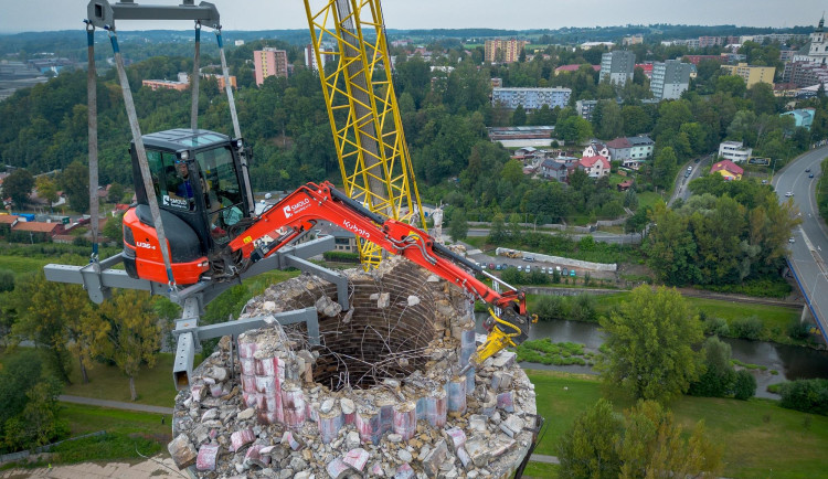 Demolice komunistického komínu ve Frýdku-Místku začala symbolicky na výročí sovětské okupace