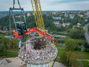 Demolice komunistického komínu ve Frýdku-Místku začala symbolicky na výročí sovětské okupace