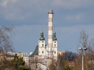 Demolice komunistického komínu ve Frýdku-Místku začala symbolicky na výročí sovětské okupace