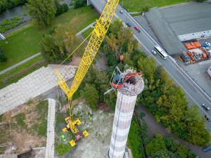 Demolice komunistického komínu ve Frýdku-Místku začala symbolicky na výročí sovětské okupace