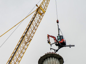 Demolice komunistického komínu ve Frýdku-Místku začala symbolicky na výročí sovětské okupace
