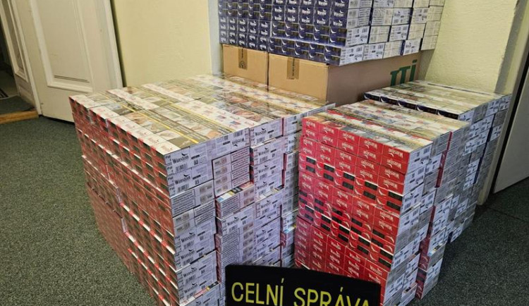 Dovoz cigaret z Polska má své limity. Celníci letos zabavili stovky tisíc kusů.