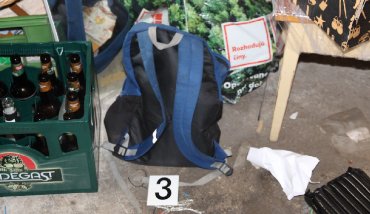 Tak dlouho kradl, až skončil v poutech. Nenapravitelný zloděj nechal na místě činu svůj batoh.