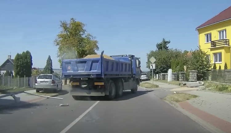 VIDEO: Řidič plně naložené tatry zkolaboval po bodnutí hmyzem. Auto skončilo v bazénu