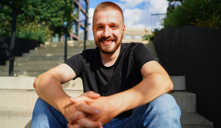 Komik na svých stand-upech griluje diváky. Videa z jeho výstupů mají miliony zhlédnutí.