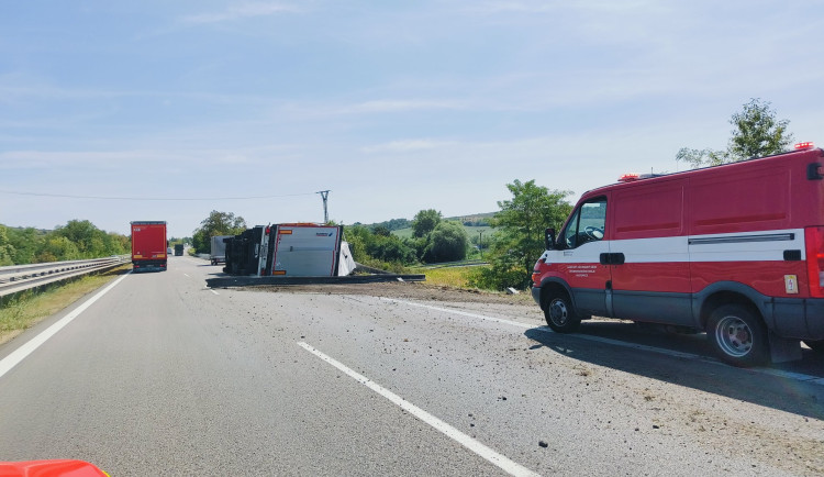 Provoz na dálnici přerušil převrácený náklaďák s návěsem. Policie odklonila dopravu