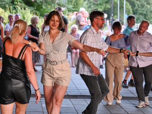 Swing a blues pod mostem. To je snaha o Ostravu elegantnější.