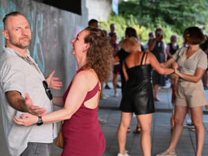 Swing a blues pod mostem. To je snaha o Ostravu elegantnější.