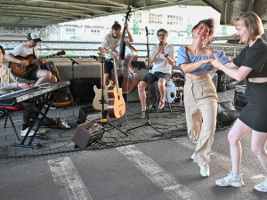 Swing a blues pod mostem. To je snaha o Ostravu elegantnější.