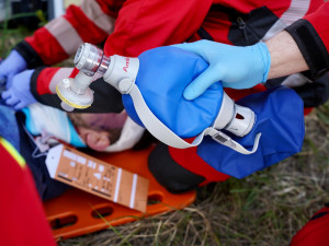 Letečtí záchranáři zasahovali u bezvládně ležícího muže