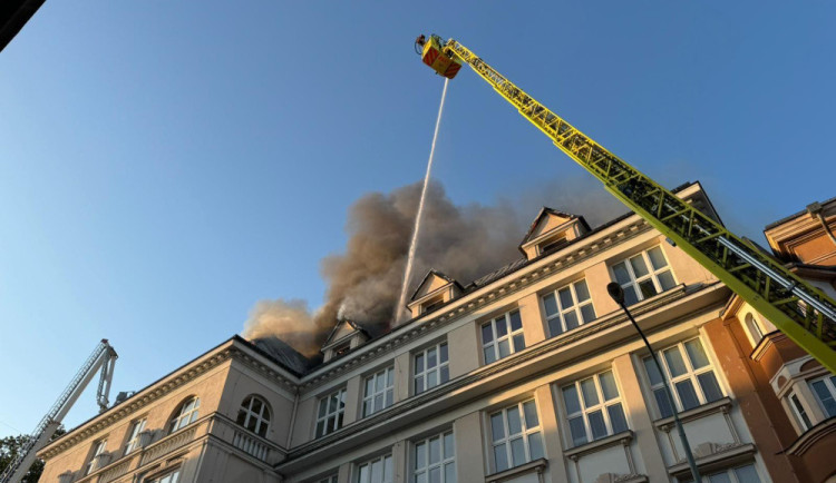 size4-17228637145568-303-hasici-se-s-pozarem-dvou-skol-v-ceskem-tesine-vyrovnavaji-uz-sest-dni-oprava-budov-vyjde-na-desitky-