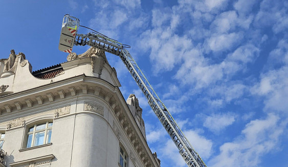 V centru Prostějova spadl z domu kus sochy. Popraskané zdobné prvky nyní jistí ochranná síť
