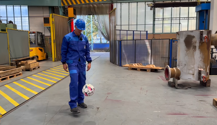 VIDEO: Mistr Uličný, hráči v montérkách. Olomoučtí fotbalisté natočili originální pozvánku na duel s Baníkem