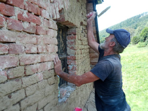 Dobrovolníci pomáhají se záchranou kostela v zaniklé obci na Bruntálsku