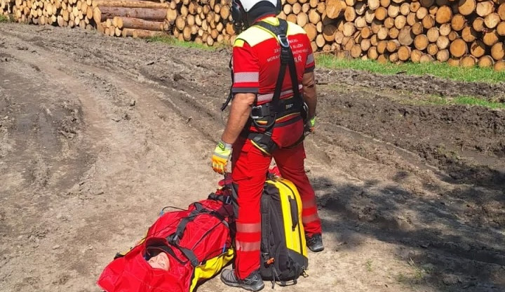 Poraněná cyklistka na Velkém Lipovém. Do nemocnice ji transportoval vrtulník.