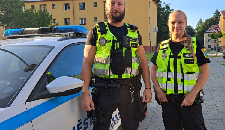 Hlídka strážníků rozmluvila mladé ženě záměr skočit z mostu.