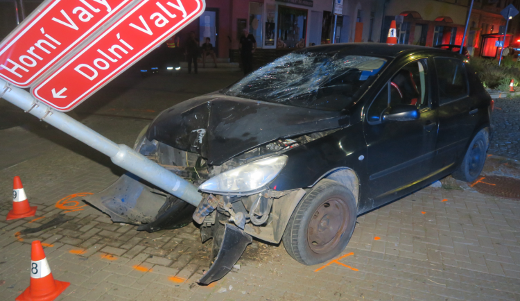 Řidič vyjel mimo silnici, srazil cyklistku a zastavil se až o sloup veřejného osvětlení