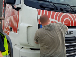 Policisté si posvítili na neplatiče pokut. Řidič přetíženého kamionu dlužil 100 tisíc na pokutách