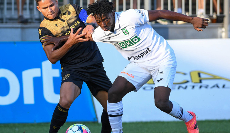 Fotbalisté Karviné remizovali s Ostravou bez branek, oba týmy dohrávaly o deseti.