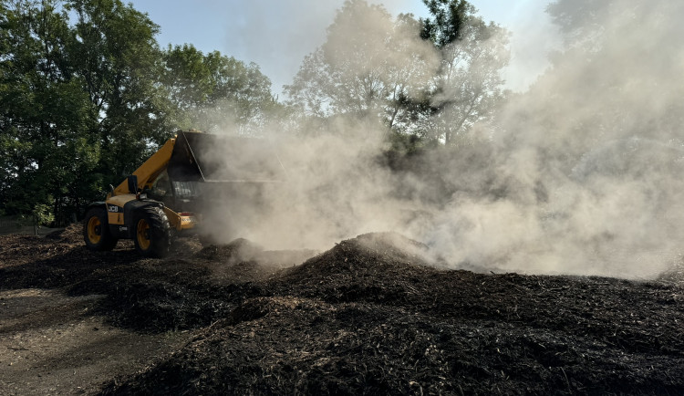 Na Opavsku v noci na pondělí hořela dřevní štěpka.