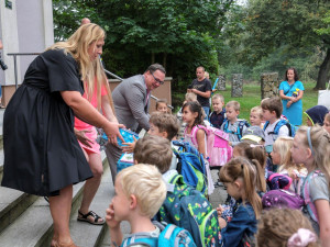 Zaměřeno na čtenářskou gramotnost. Ostrava si pro prvňáčky připravila speciální knihu z pera bílovecké autorky