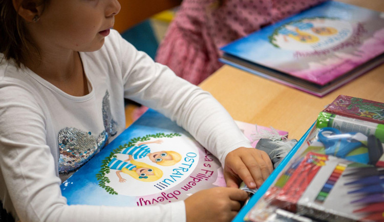 Zaměřeno na čtenářskou gramotnost. Ostrava si pro prvňáčky připravila speciální knihu z pera bílovecké autorky