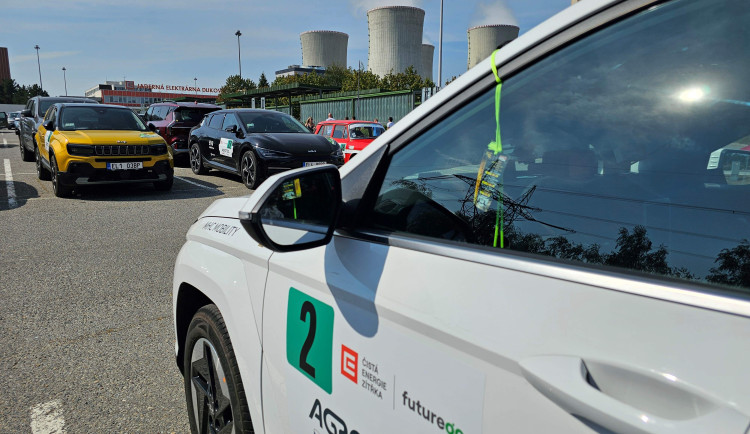 Přes Dukovany se prohnala EcoRally. Řidiči závodili v elektromobilech