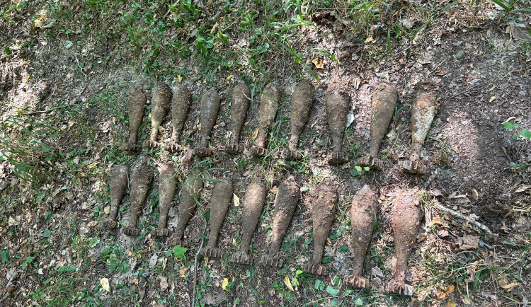 Zemědělec z Bruntálska vyoral minu. Pyrotechnici jich na místě následně našli další dvě desítky